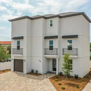  Holiday home Majestic 3-story Near Beach, Free Wi-fi, Community Pool And Bbq Access
