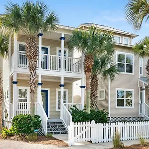  Holiday home 3-story Retreat Home, Walk To Beach, Gulf Views, Free Wifi!